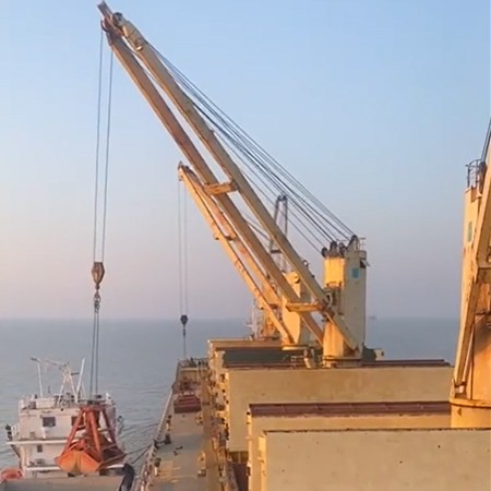 ship grabs for loading and unloading