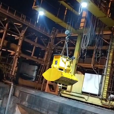 grab bucket underwater working