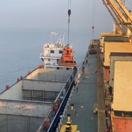 Ship unloader grab bucket at port