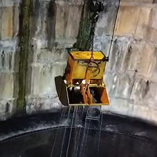 underwater grabs bucket